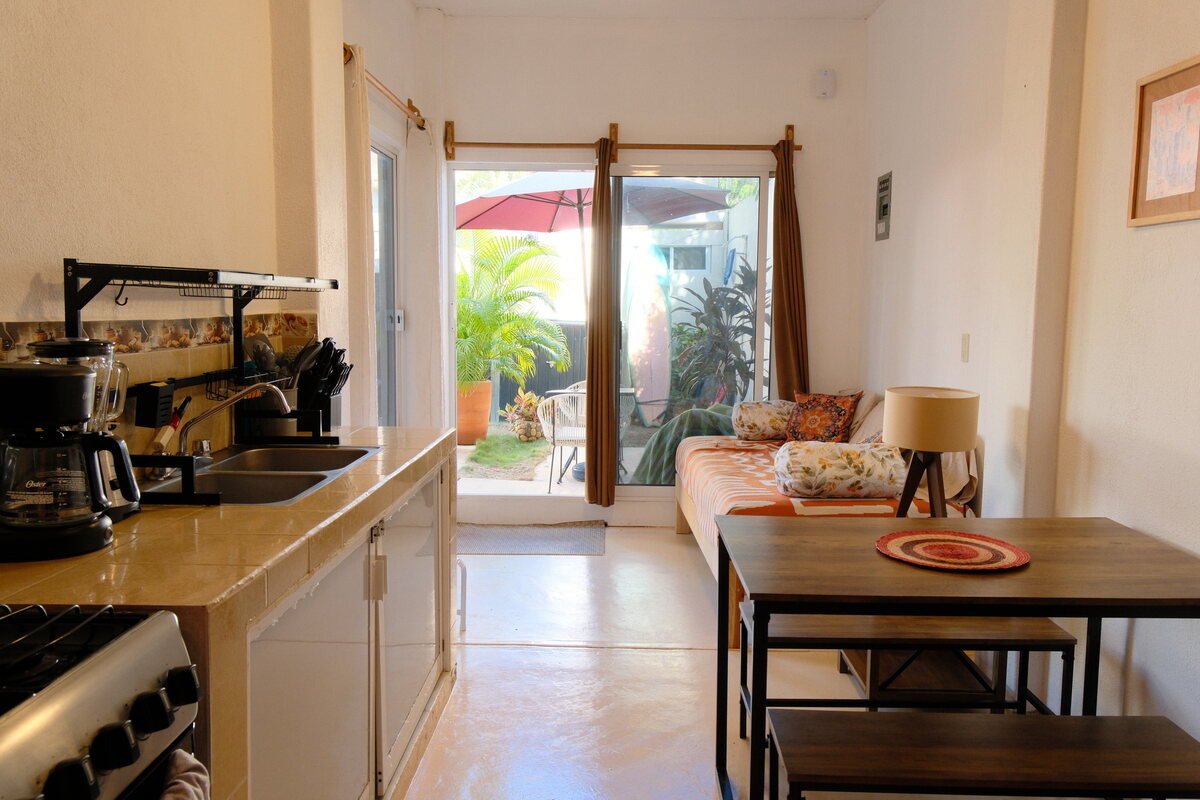 Casa Keiki — dining table beside the open door to the courtyard